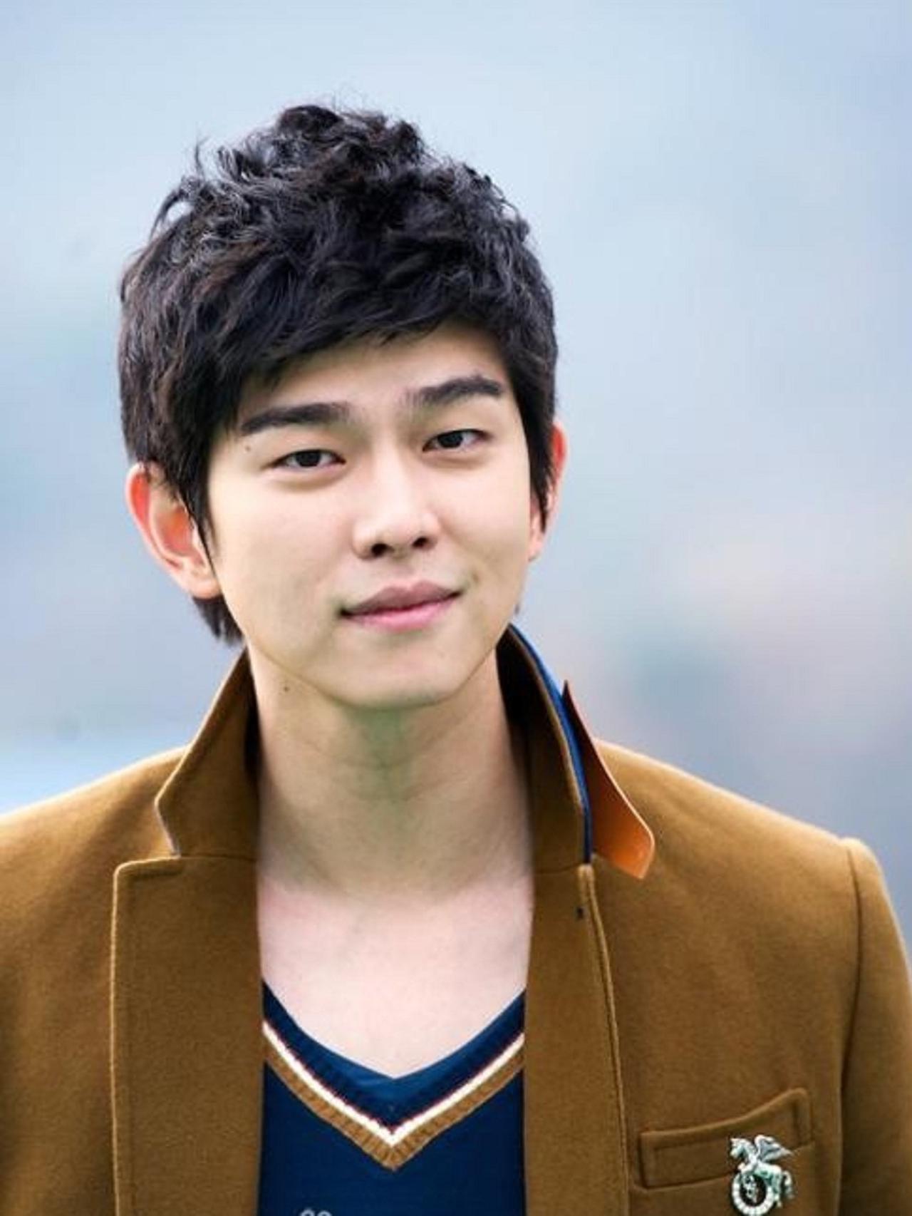 Akting Yoon Kyun Sang Mendapatkan Pujian di Drama Korea Terbaru